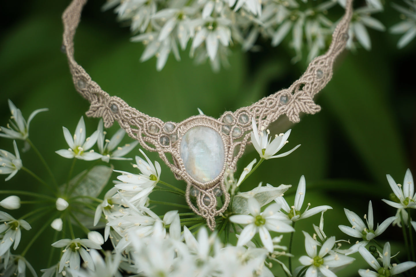 Collier V elfique labradorite pierre de lune • Ras de cou féérique - Coton & Astrance