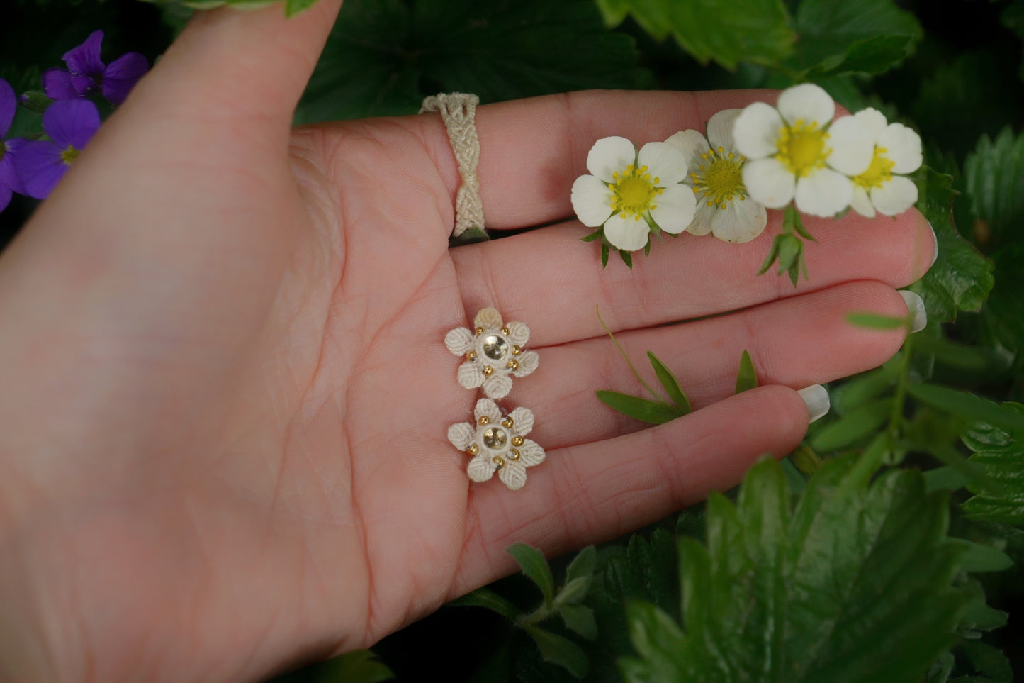 Puces florales micro macramé & citrine – Boucles elfiques - Coton & Astrance