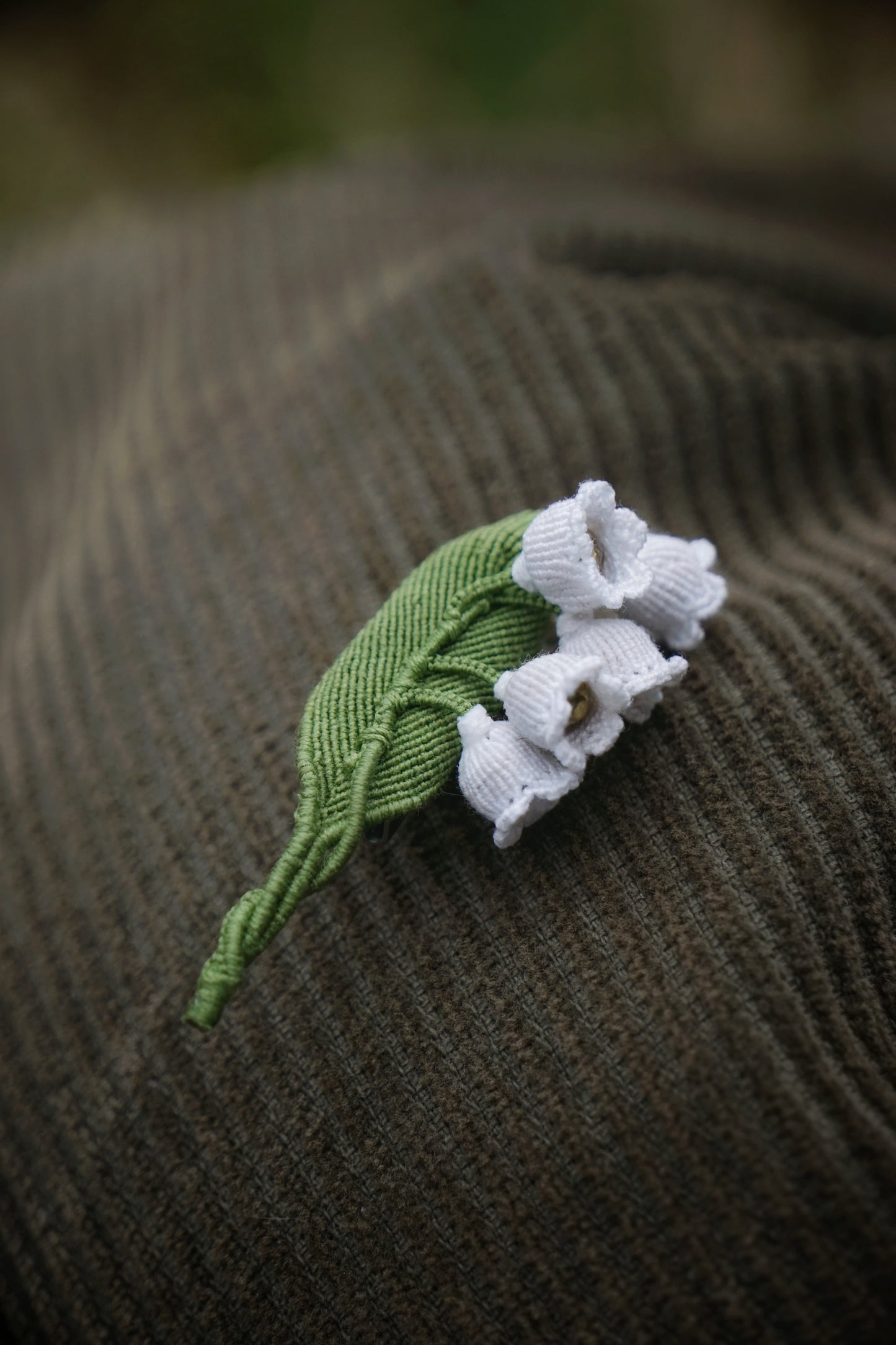 Broche Muguet micro macramé – Bijou floral fait main - Coton & Astrance