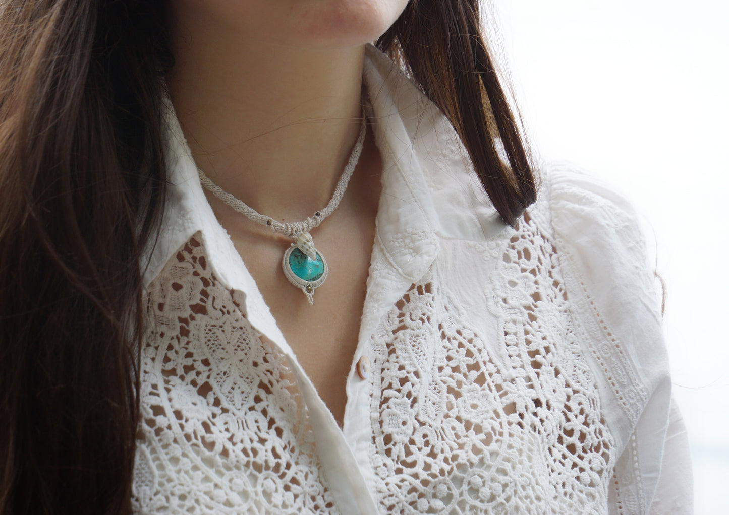 Collier ras de cou avec chrysocolle turquoise & coquillage - Coton & Astrance