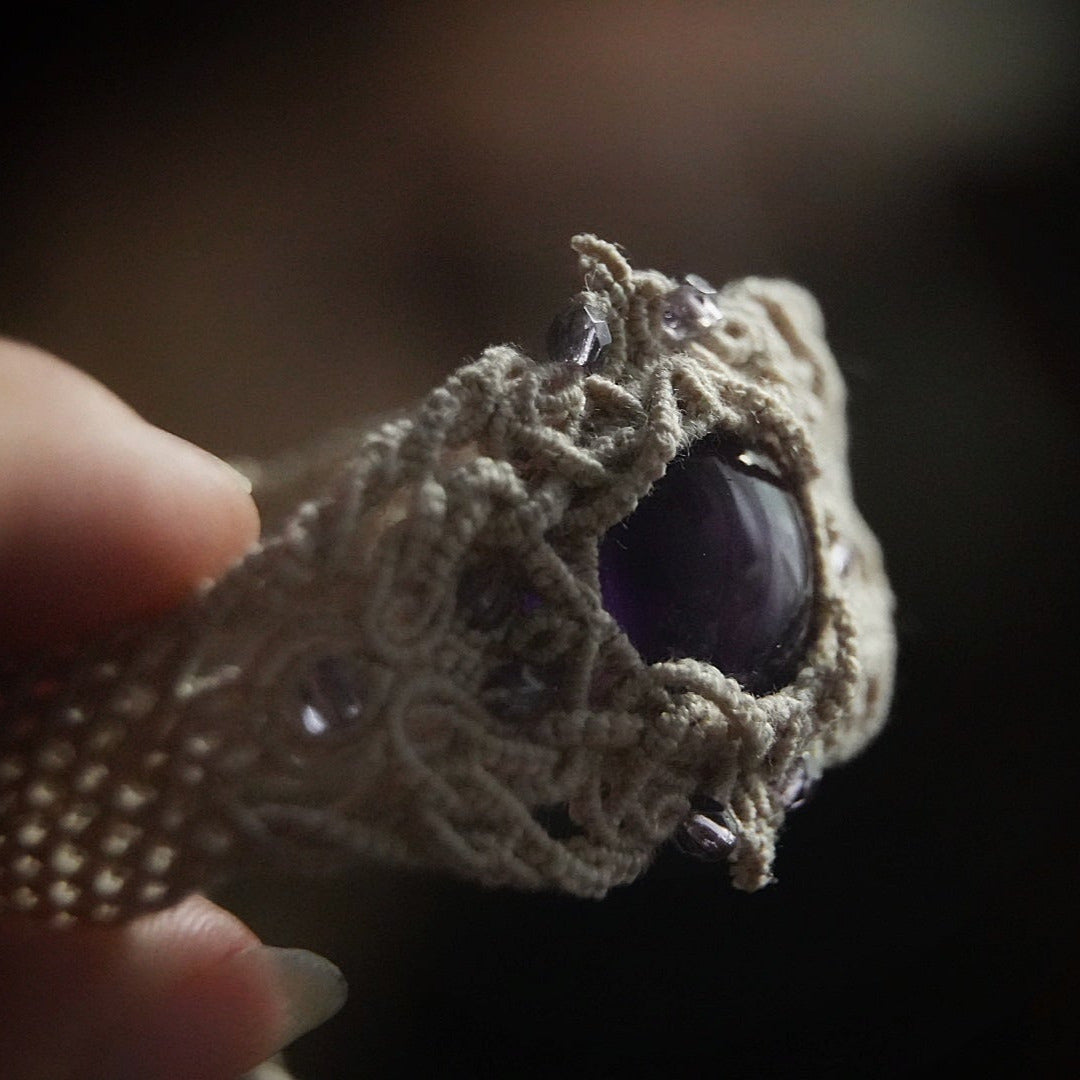 Manchette améthyste violette et coton beige, bracelet bohème elfique inspiré des rituels de sorcières et de la magie protectrice. Coton et Astrance