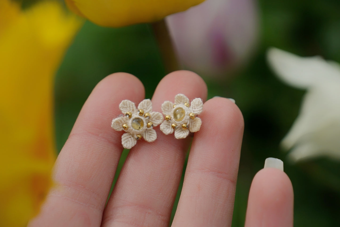 Puces florales micro macramé & citrine – Boucles elfiques - Coton & Astrance