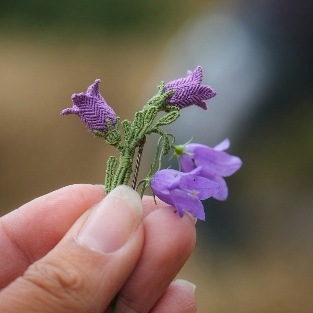 Bijou unisexe en micro macramé. Accessoire de mode inspiré de la nature et des fleurs sauvages d'été. Broche composée de deux campanules violettes avec feuille ciselée. Support de broche en laiton rhodié argenté fin avec cliquet de sécurité à tourner. Accessoire elfique, féérique pour veste, sac ou chapeau. Parfait en Boutonnière de mariage pour homme ou comme accessoires bohème pour costume et tenue de Festival. Bijou d'été poétique en 3D. Réalisé avec fil de coton de 0,3 mm vert tendre et violet.