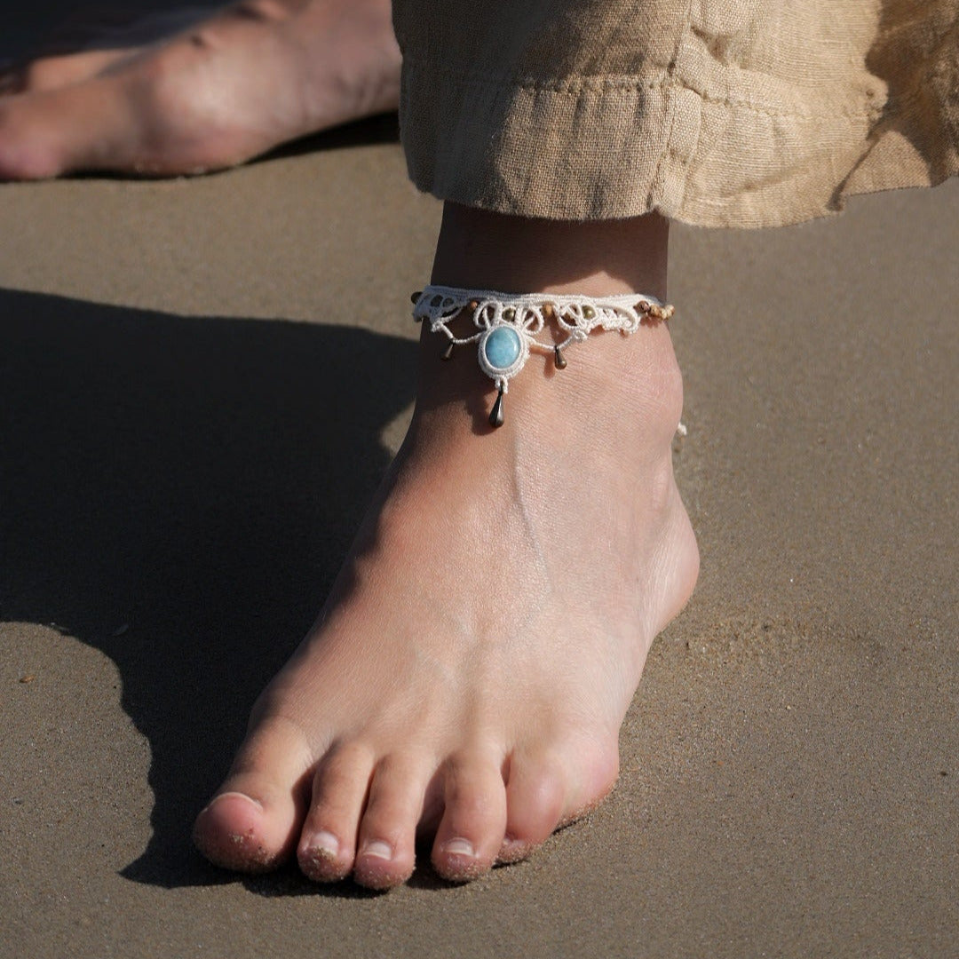 Bracelet de cheville bohème en micro macramé & larimar – Bijou de pied réglable et artisanal - Coton & Astrance