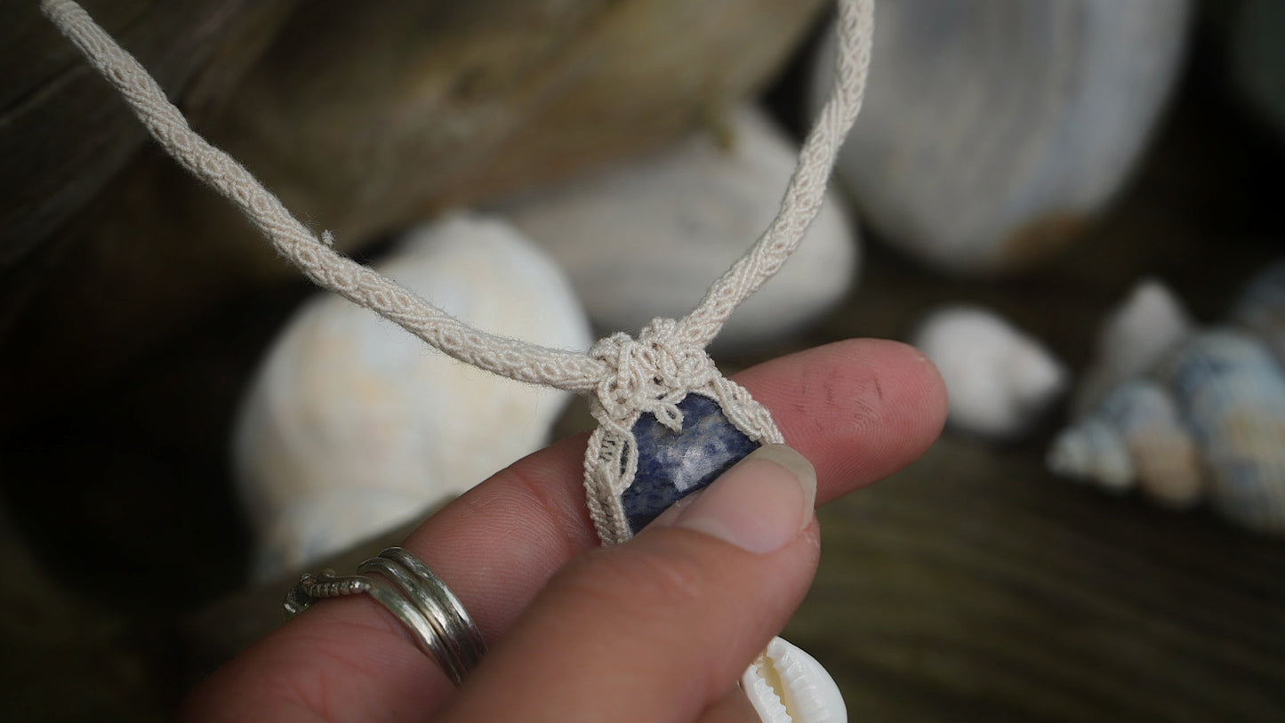 Collier micro macramé unisexe bleu sodalite & cauri – été bohème - Coton & Astrance