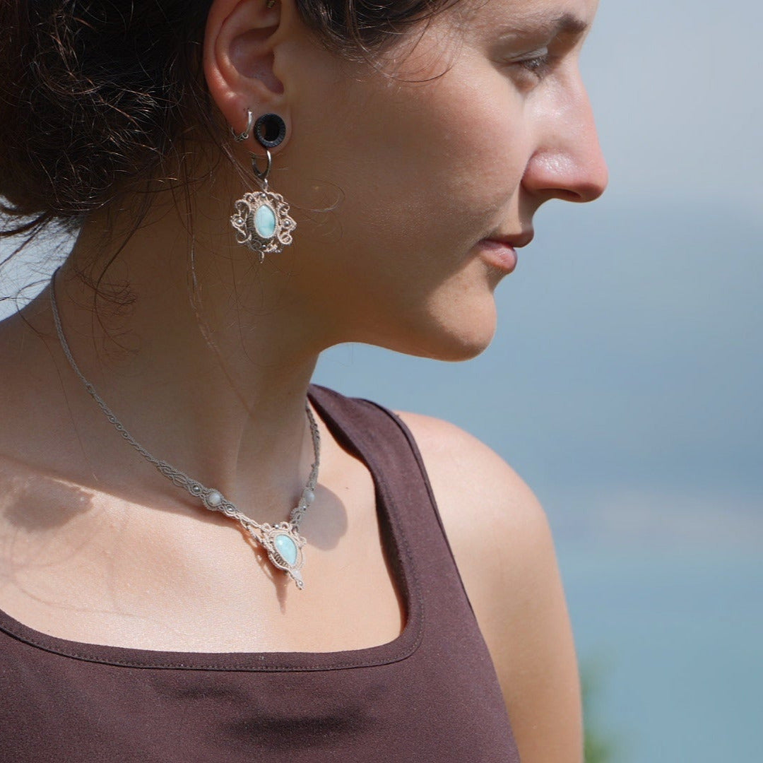 Boucles d’oreilles bohèmes en larimar bleue & micro macramé - Coton & Astrance