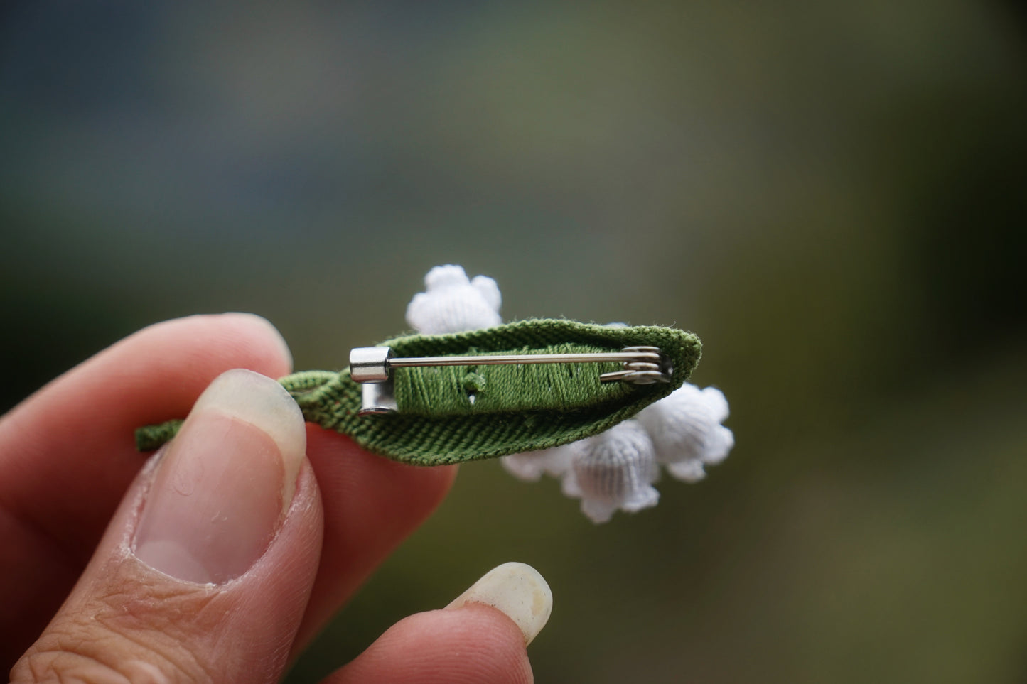 Broche Muguet micro macramé – Bijou floral fait main - Coton & Astrance