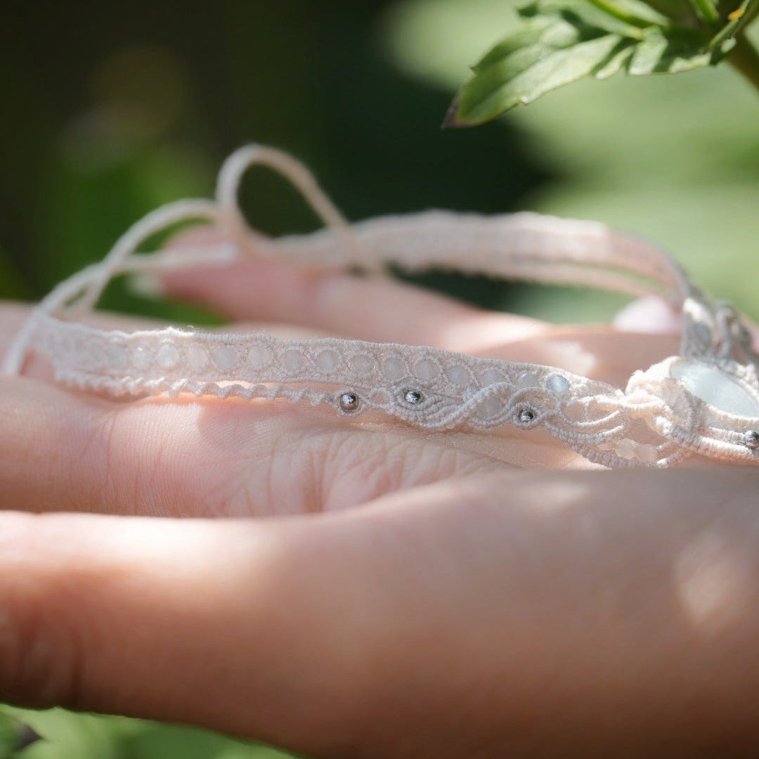 Bracelet de cheville elfique en aigue-marine porté sur une mariée pieds nus, bijou bohème sirène en coton écru réglable. Coton et Astrance