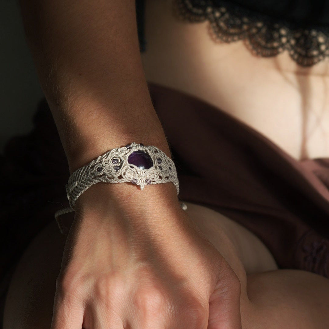 Bijou manchette elfique réglable en améthyste violette, accessoire ésotérique et gothique romantique, talisman wicca fait main. Coton et Astrance