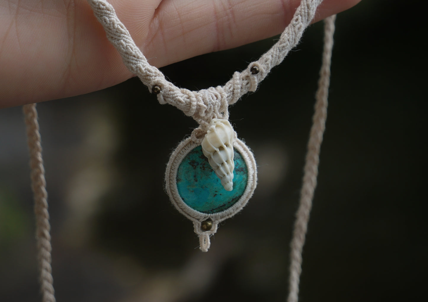 Collier ras de cou avec chrysocolle turquoise & coquillage - Coton & Astrance