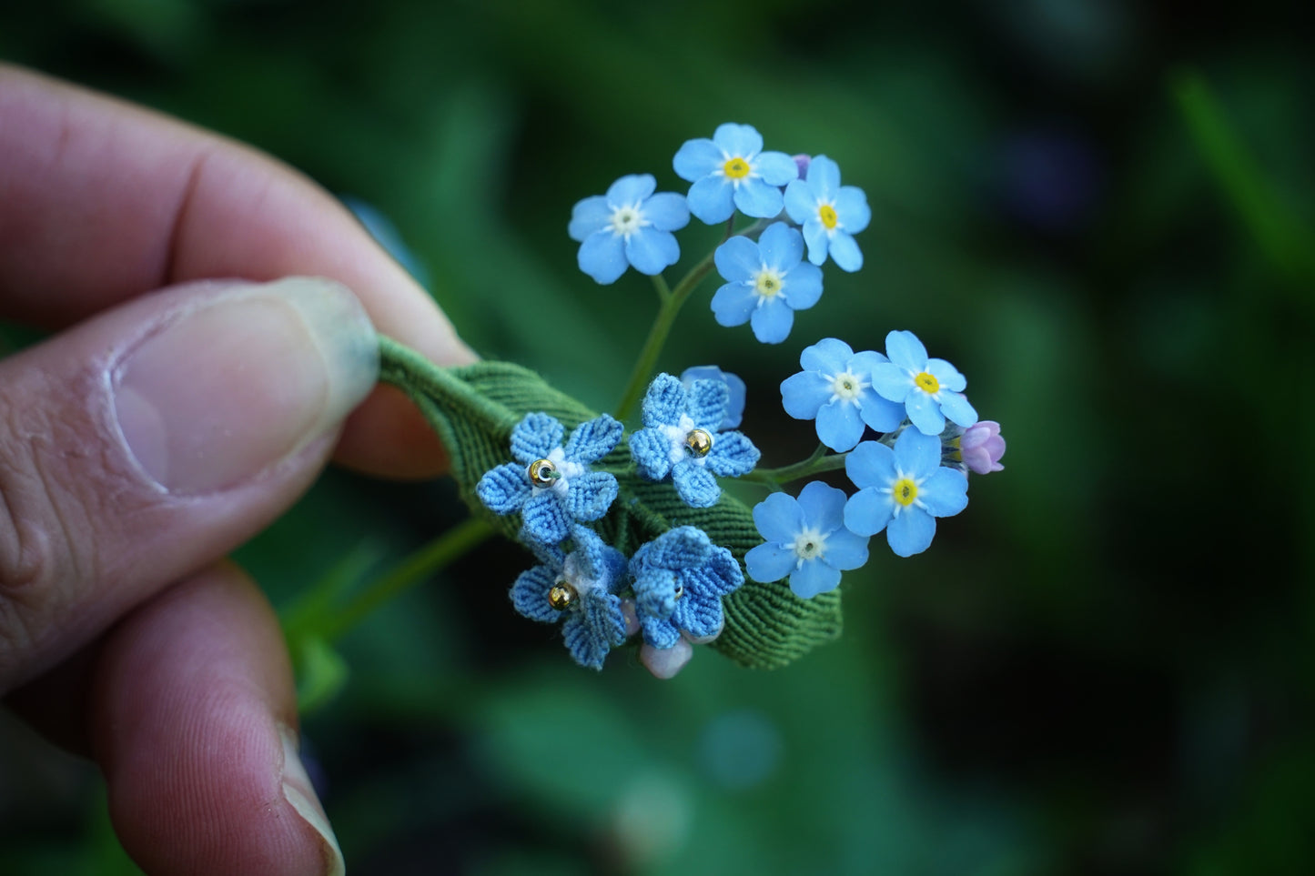 Broche Myosotis en micro macramé – Accessoire sac floral bohème elfique - Coton & Astrance