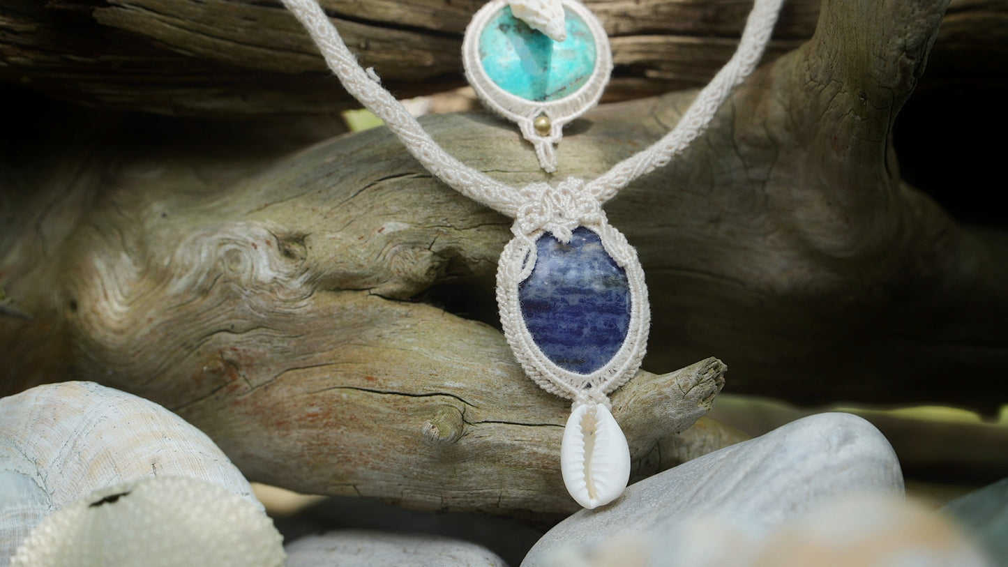 Collier micro macramé unisexe bleu sodalite & cauri – été bohème - Coton & Astrance