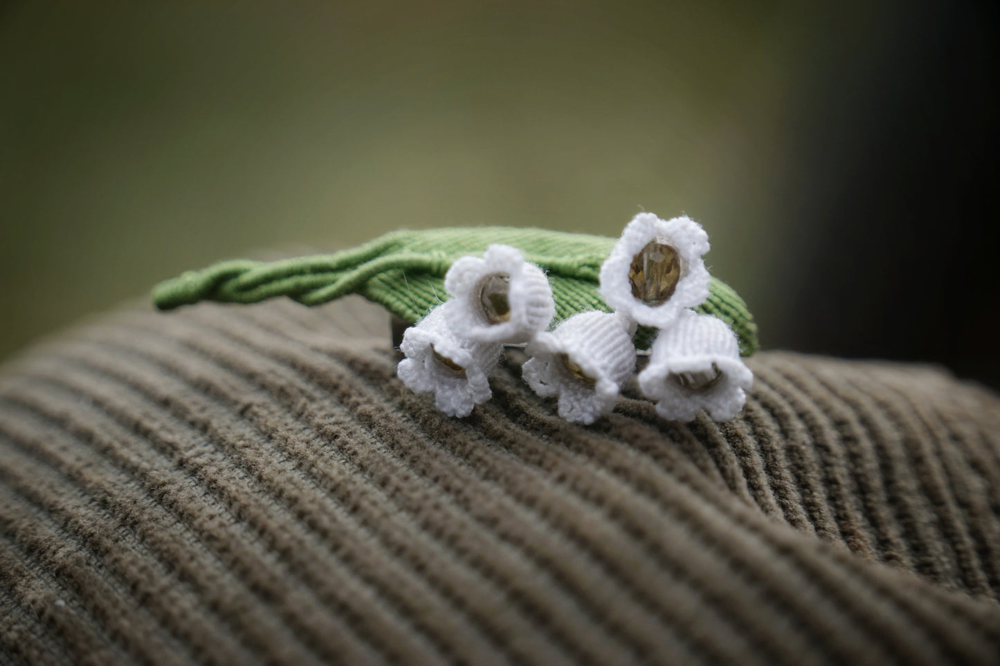 Broche Muguet micro macramé – Bijou floral fait main - Coton & Astrance