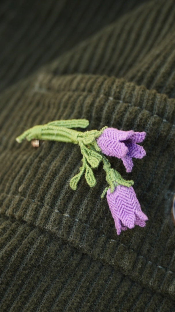 Bijou unisexe en micro macramé. Accessoire de mode inspiré de la nature et des fleurs sauvages d'été. Broche composée de deux campanules violettes avec feuille ciselée. Support de broche en laiton rhodié argenté fin avec cliquet de sécurité à tourner. Accessoire elfique, féérique pour veste, sac ou chapeau. Parfait en Boutonnière de mariage pour homme ou comme accessoires bohème pour costume et tenue de Festival. Bijou d'été poétique en 3D. Réalisé avec fil de coton de 0,3 mm vert tendre et violet.