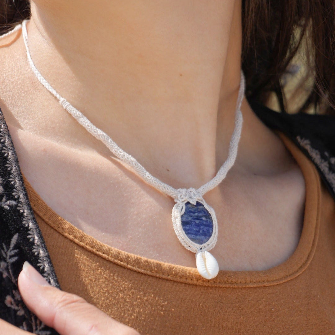 Collier micro macramé unisexe bleu sodalite & cauri – été bohème - Coton & Astrance