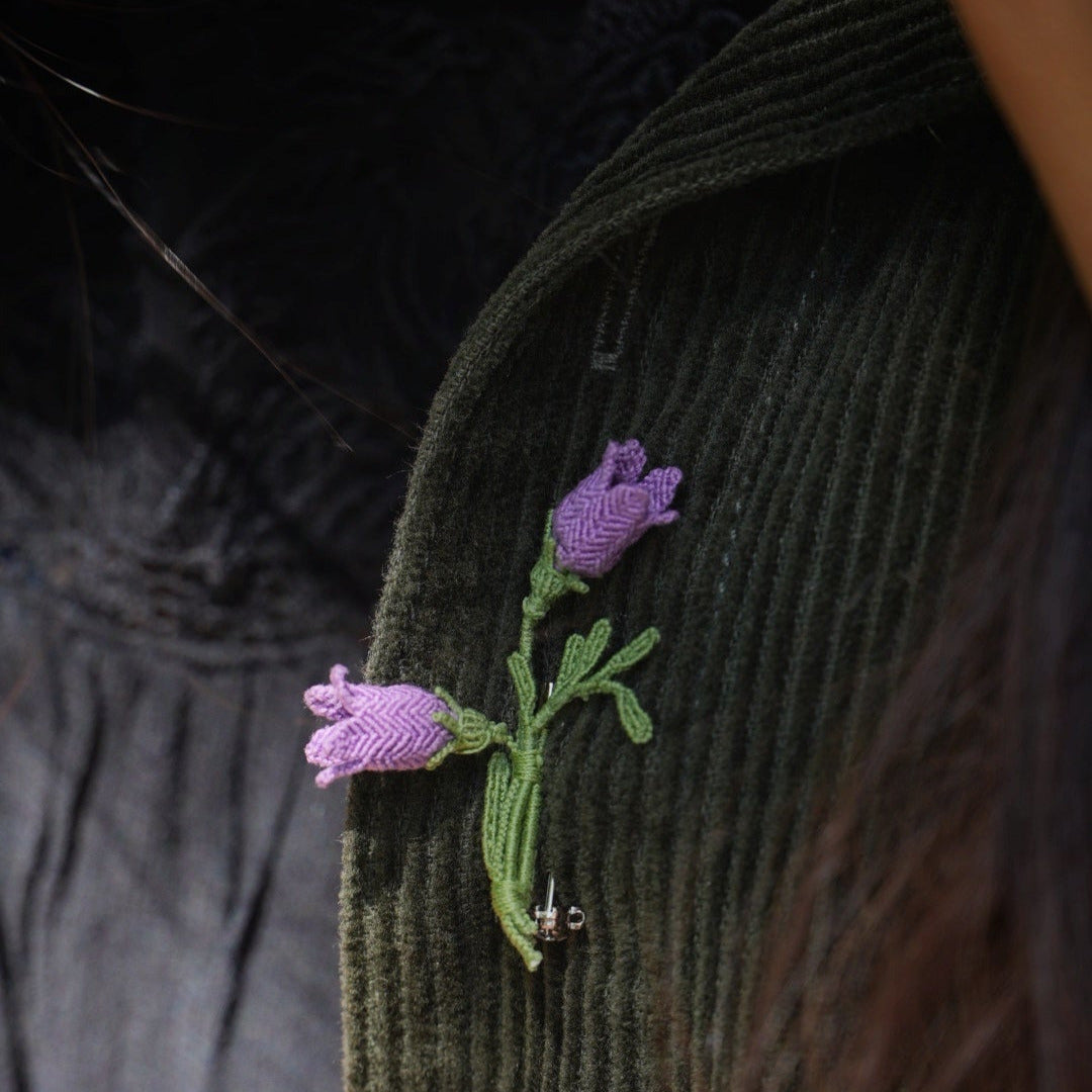 Bijou unisexe en micro macramé. Accessoire de mode inspiré de la nature et des fleurs sauvages d'été. Broche composée de deux campanules violettes avec feuille ciselée. Support de broche en laiton rhodié argenté fin avec cliquet de sécurité à tourner. Accessoire elfique, féérique pour veste, sac ou chapeau. Parfait en Boutonnière de mariage pour homme ou comme accessoires bohème pour costume et tenue de Festival. Bijou d'été poétique en 3D. Réalisé avec fil de coton de 0,3 mm vert tendre et violet.