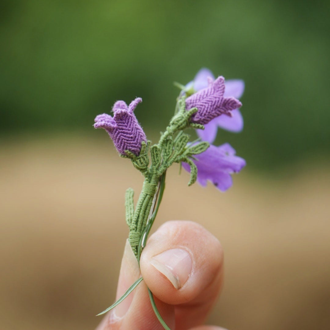 Bijou unisexe en micro macramé. Accessoire de mode inspiré de la nature et des fleurs sauvages d'été. Broche composée de deux campanules violettes avec feuille ciselée. Support de broche en laiton rhodié argenté fin avec cliquet de sécurité à tourner. Accessoire elfique, féérique pour veste, sac ou chapeau. Parfait en Boutonnière de mariage pour homme ou comme accessoires bohème pour costume et tenue de Festival. Bijou d'été poétique en 3D. Réalisé avec fil de coton de 0,3 mm vert tendre et violet.