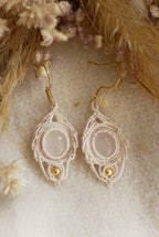 Boucles d'Oreilles en Micro Macramé en Jade Blanc - Coton & Astrance