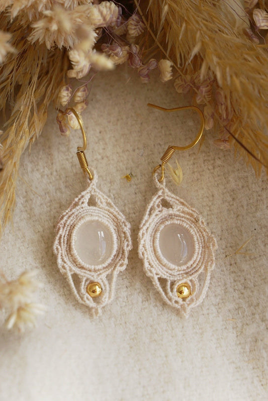 Boucles d'Oreilles en Micro Macramé en Jade Blanc - Coton & Astrance