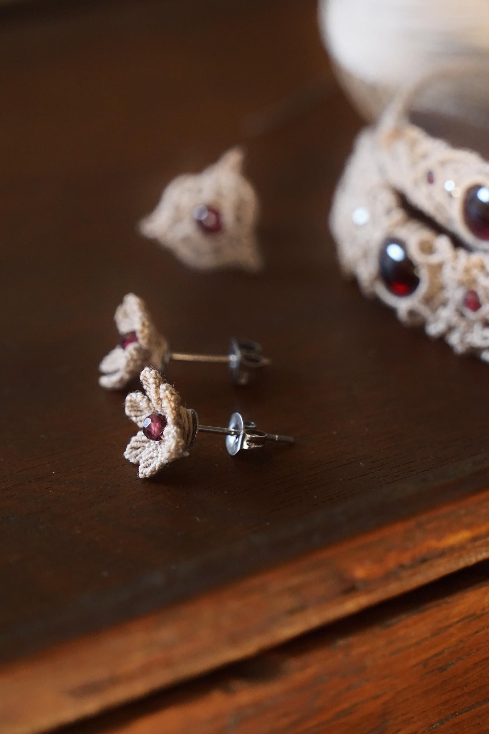 Puces d’Oreilles Florales en Micro Macramé avec grenat rouge - Coton & Astrance