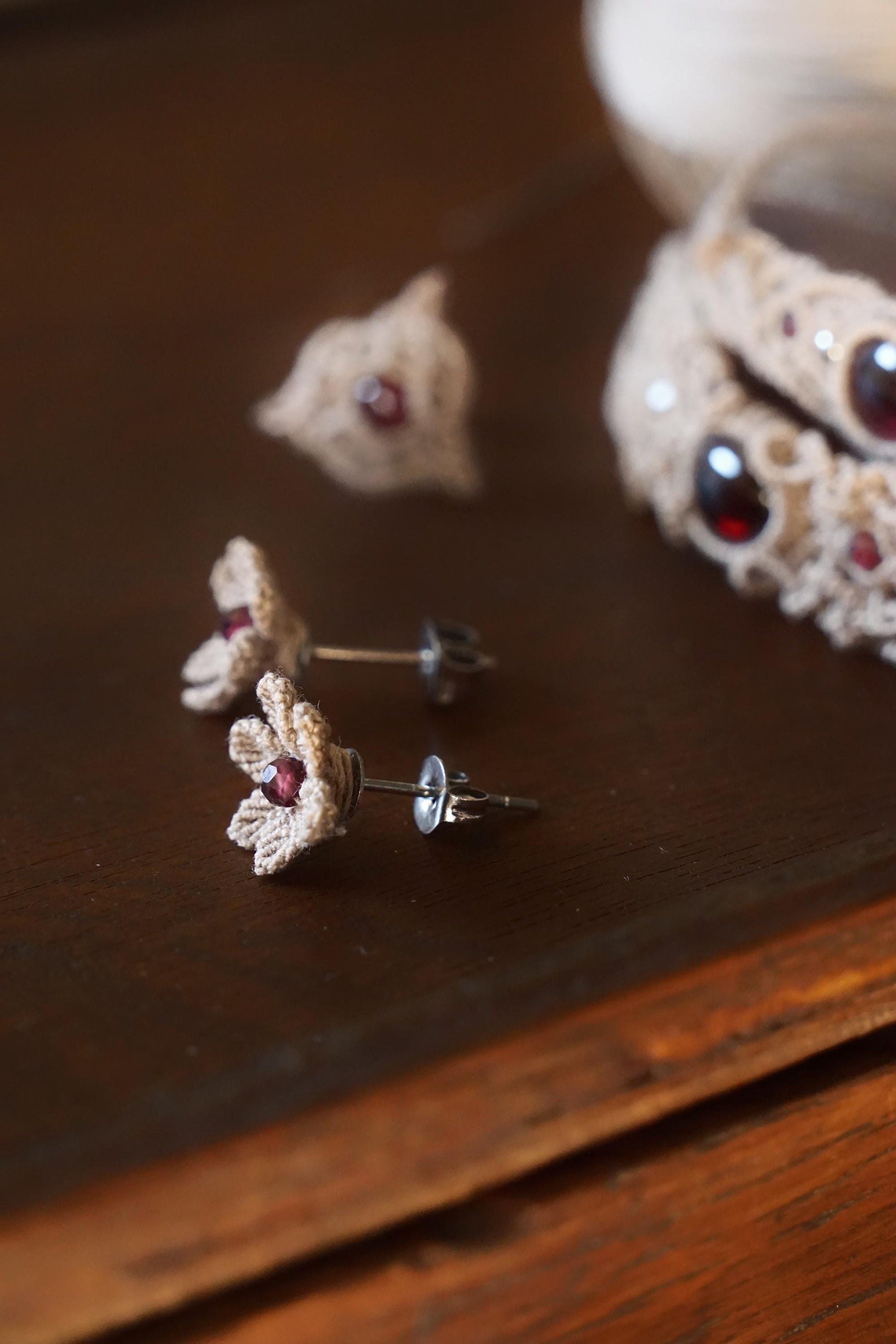 Puces d’Oreilles Florales en Micro Macramé avec grenat rouge - Coton & Astrance