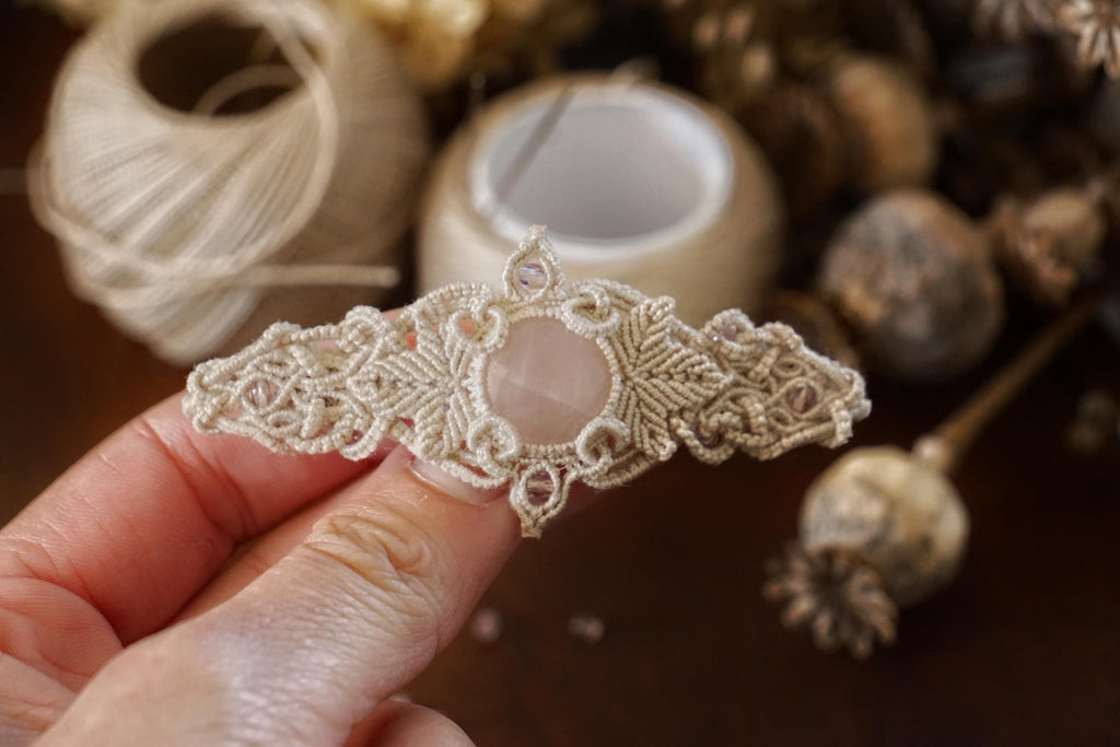 Barrette cheveux bohème en quartz rose – Bijou elfique fait main - Coton & Astrance