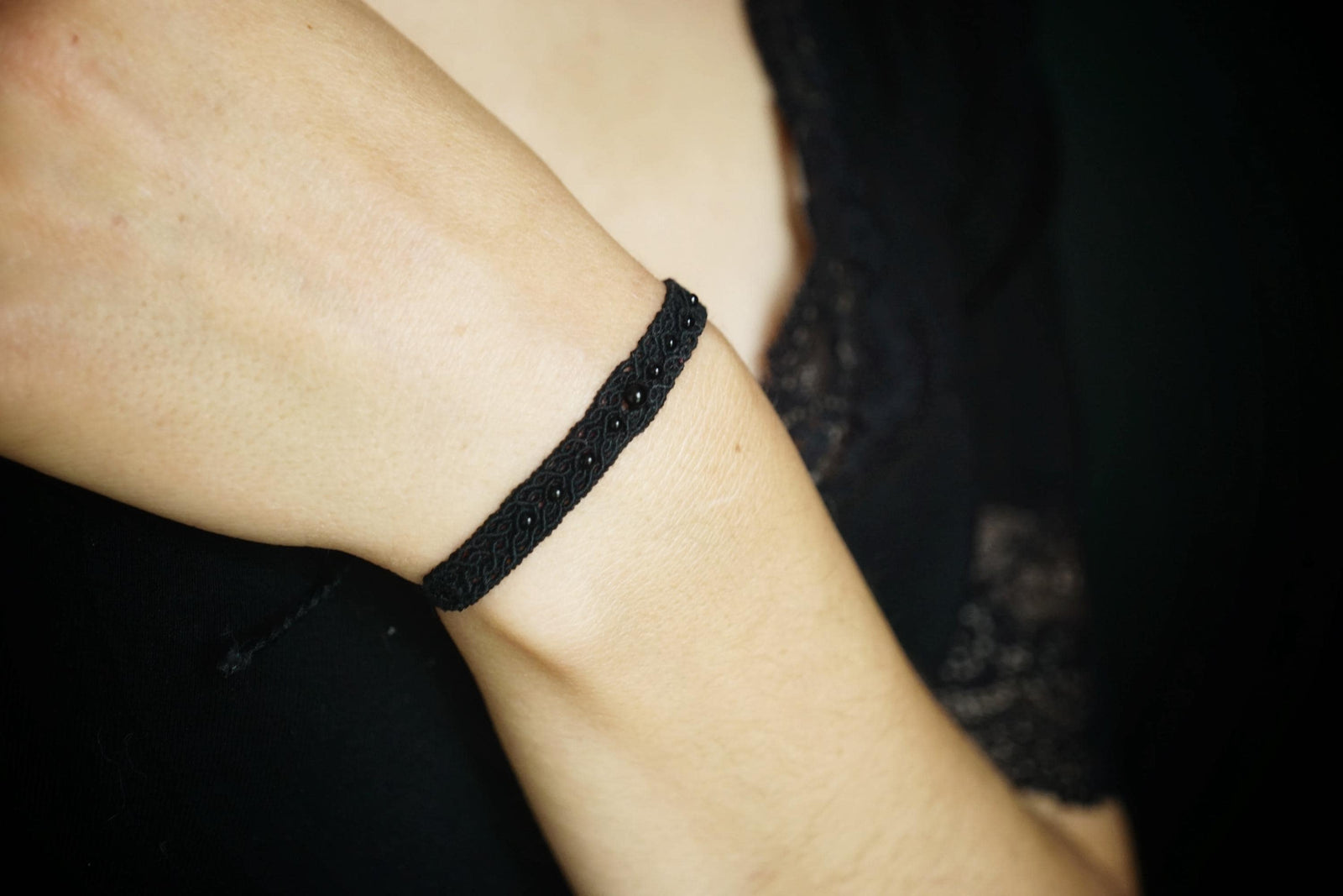 Bracelet Gothique en Micro macramé Noir avec Perles d’Agate et Onyx - Coton & Astrance