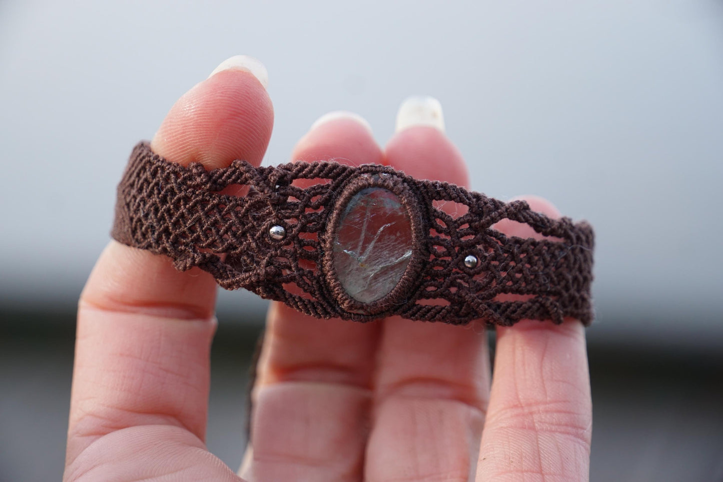 Bracelet homme manchette en micromacramé – Pierre de Soleil de l'Oregon Verte – Bijou elfique, celtique, ajustable, Bijou de couple - Coton & Astrance
