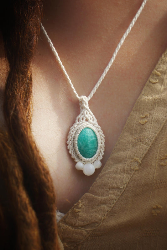 Pendentif en Micro Macramé Bohème avec Amazonite Turquoise et Nacre - Coton & Astrance