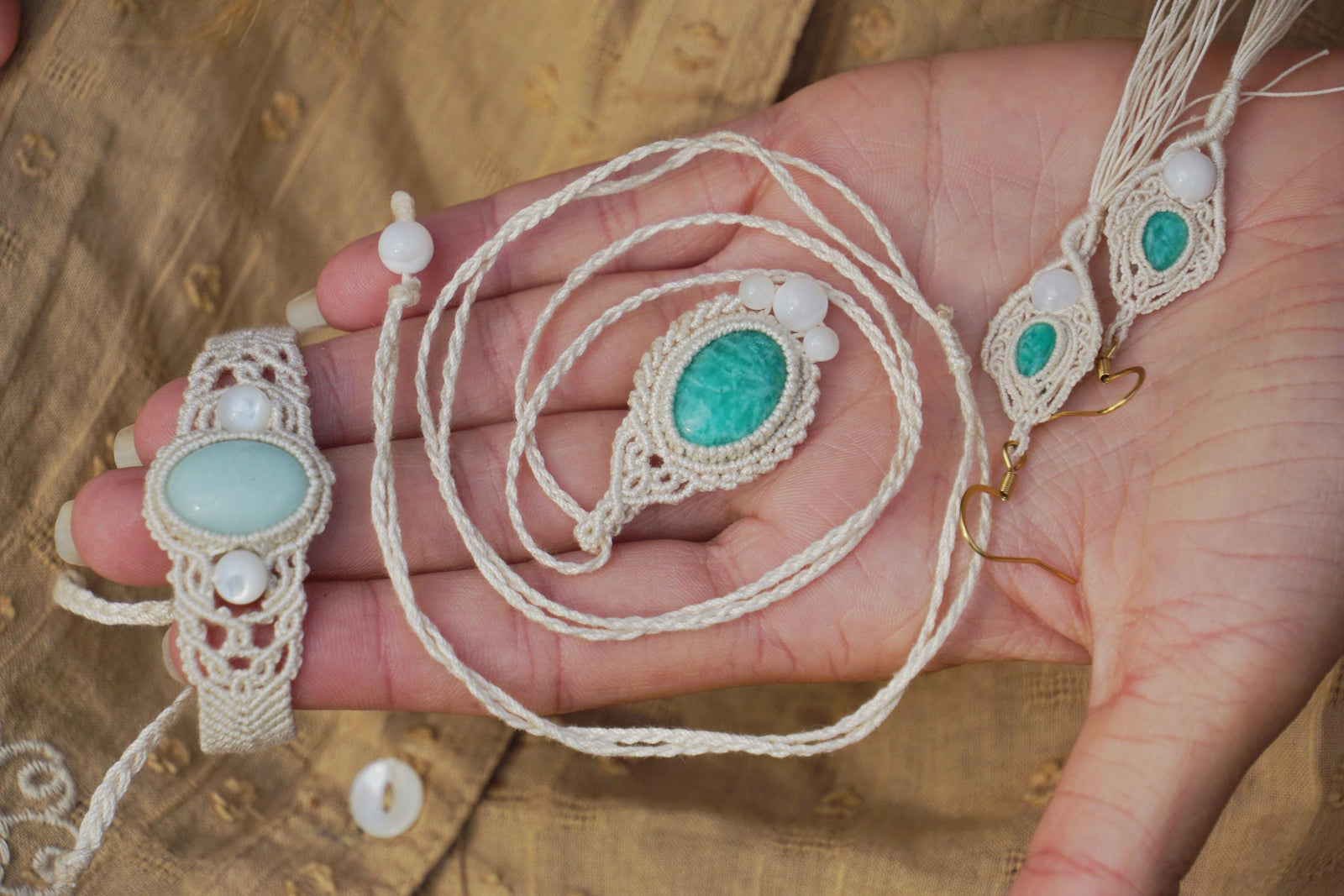 Pendentif en Micro Macramé Bohème avec Amazonite Turquoise et Nacre - Coton & Astrance