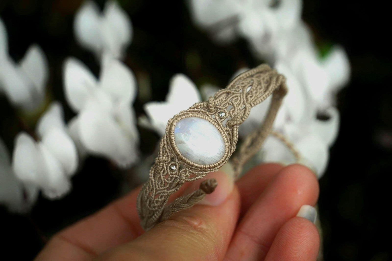 Bracelet Elfique en Micro Macramé avec Labradorite Blanche - Coton & Astrance