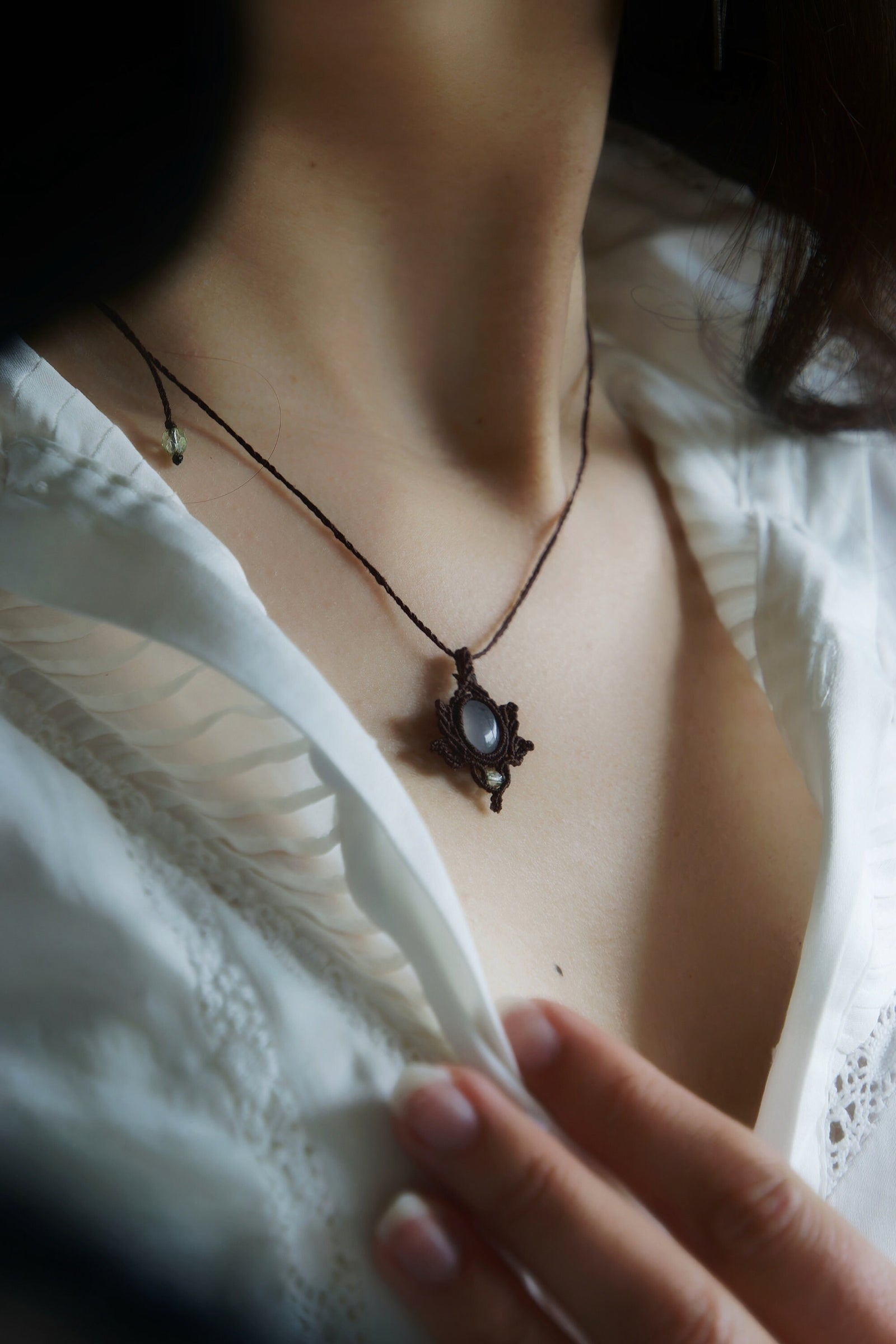 Pendentif en Micro Macramé avec Jade Blanc et Perles Vert Pastel - Coton & Astrance