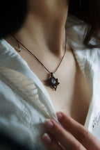Pendentif en Micro Macramé avec Jade Blanc et Perles Vert Pastel - Coton & Astrance