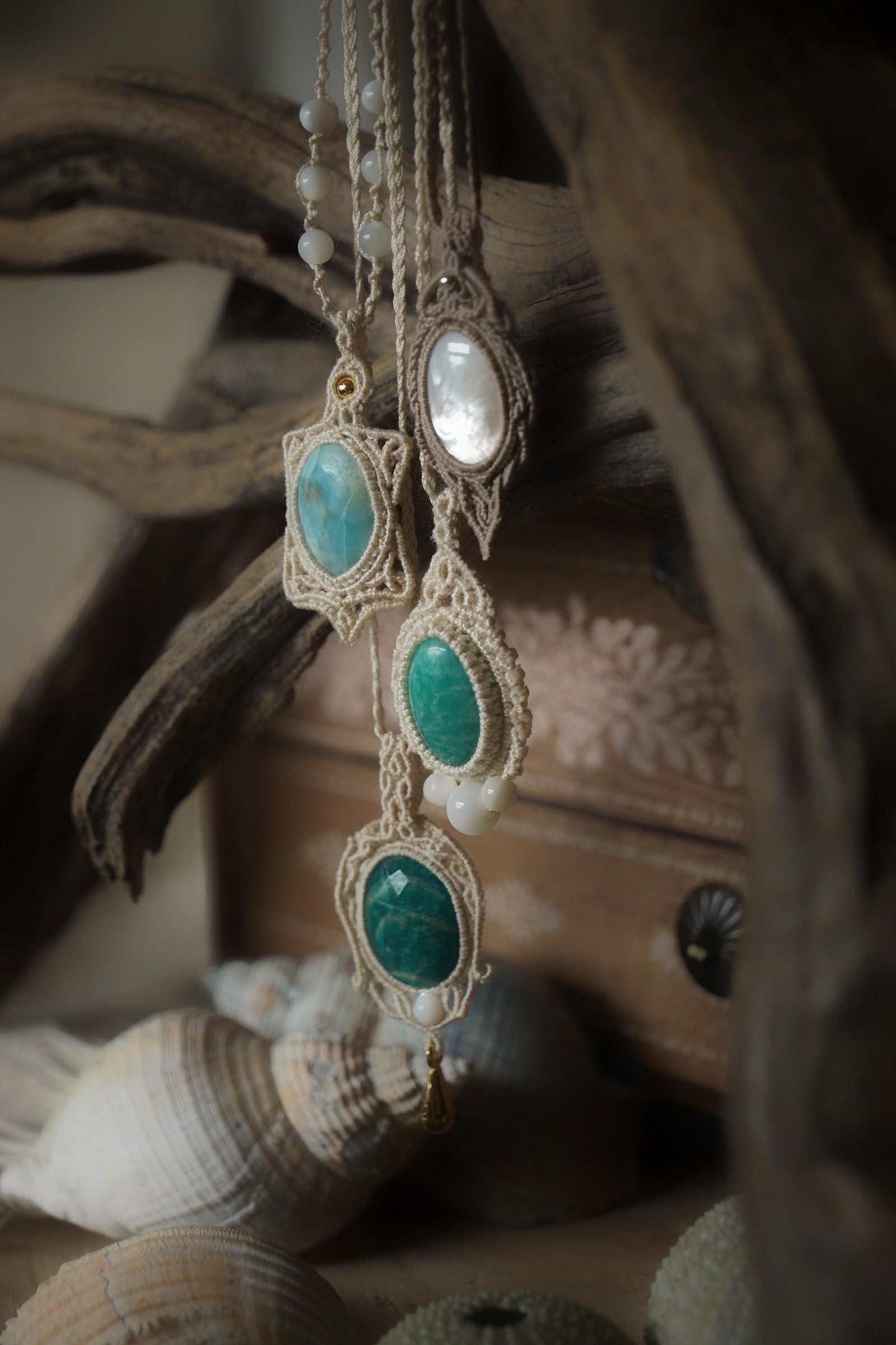 Collier Sautoire Micro Macramé avce Amazonite, Nacre & Goutte Doré - Coton & Astrance