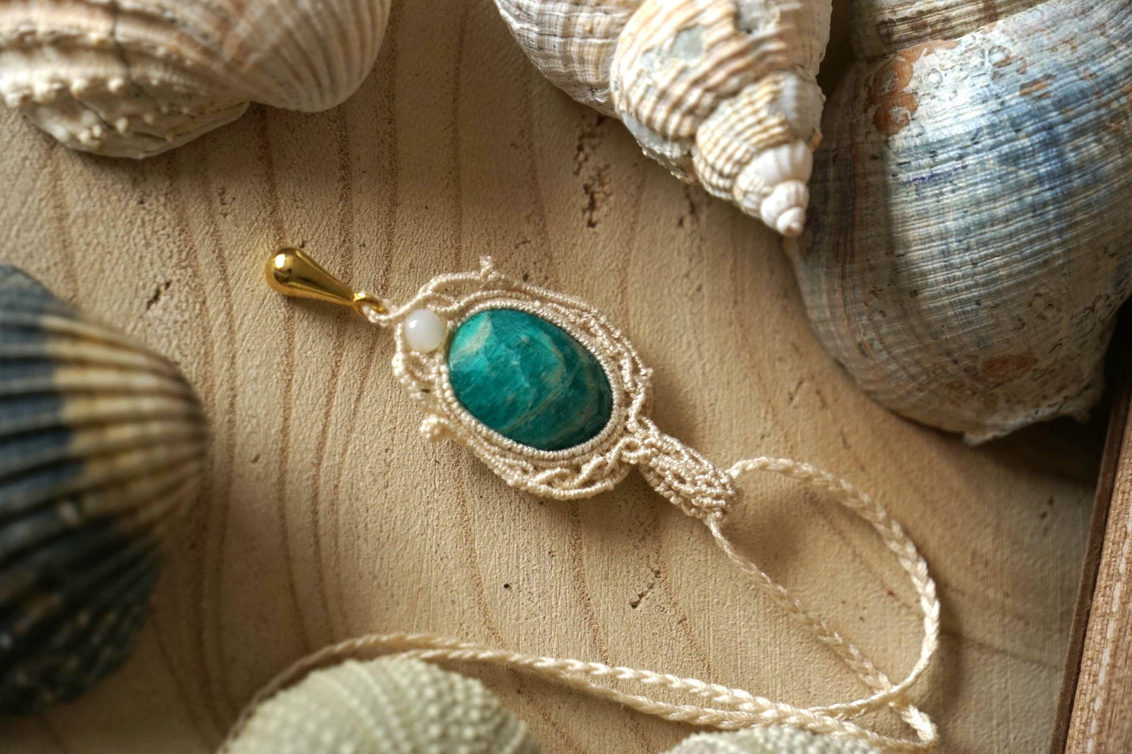 Collier Sautoire Micro Macramé avce Amazonite, Nacre & Goutte Doré - Coton & Astrance