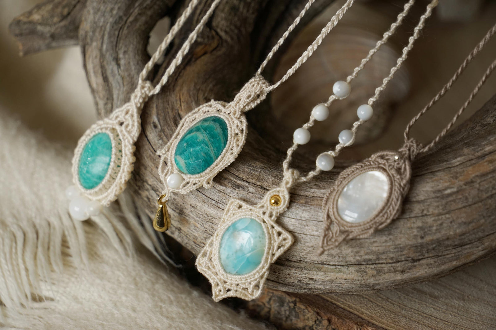 Collier Sautoire Micro Macramé avce Amazonite, Nacre & Goutte Doré - Coton & Astrance