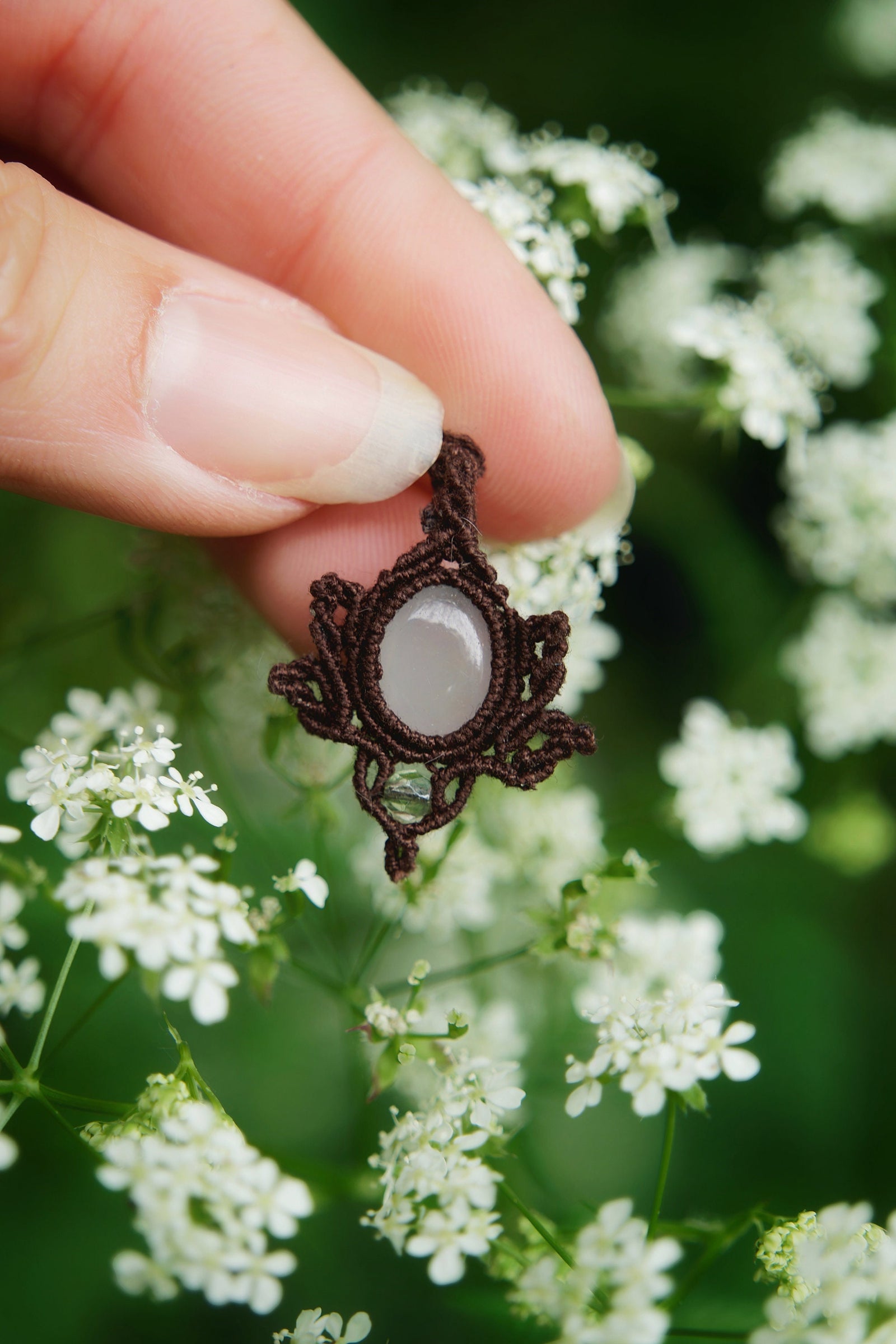 Pendentif en Micro Macramé avec Jade Blanc et Perles Vert Pastel - Coton & Astrance