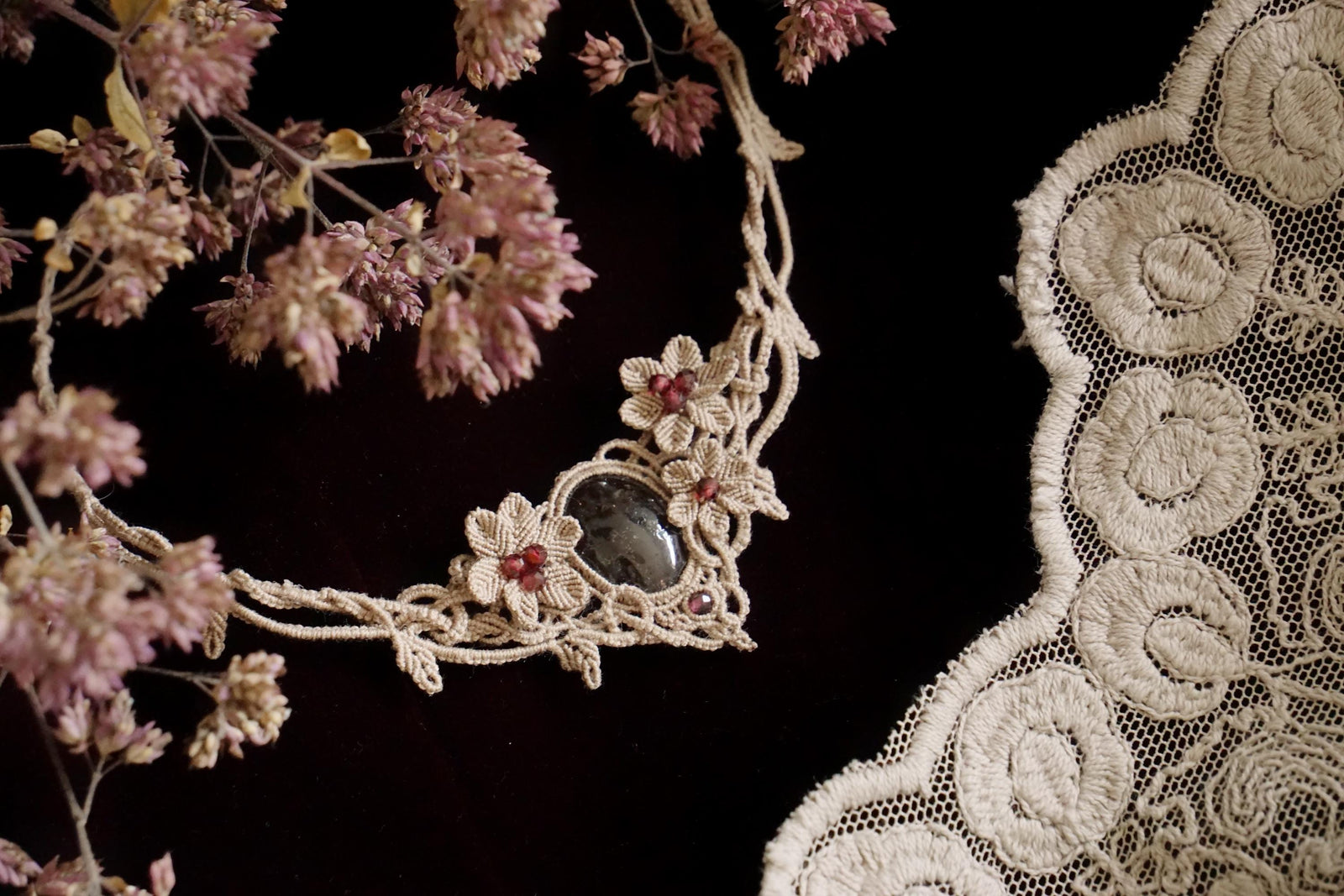 Collier Elfique en Micro macramé avec Grenat Rouge - Coton & Astrance