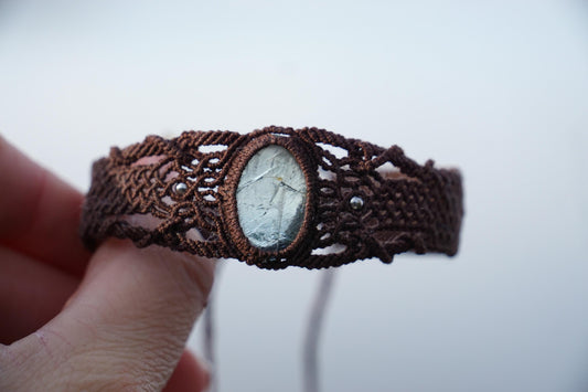 Bracelet homme manchette en micromacramé – Pierre de Soleil de l'Oregon Verte – Bijou elfique, celtique, ajustable, Bijou de couple - Coton & Astrance