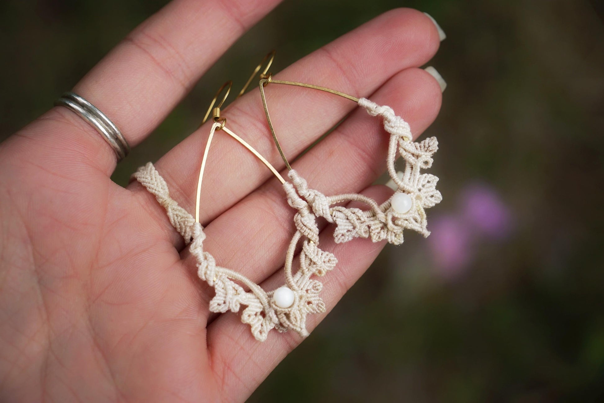 Boucles d’Oreilles en Micro Macramé avec nacre - Coton & Astrance