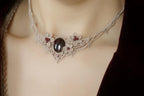 Collier Elfique en Micro macramé avec Grenat Rouge - Coton & Astrance
