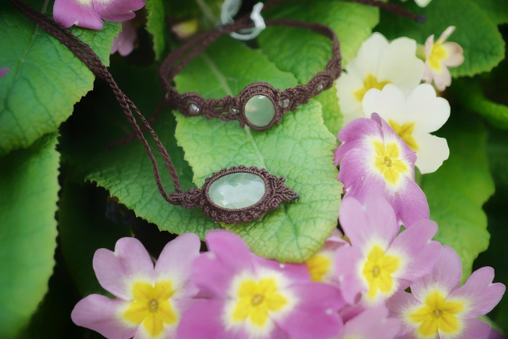 Collier micro macramé elfique avec prhénite - Coton & Astrance