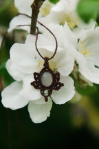 Pendentif en Micro Macramé avec Jade Blanc et Perles Vert Pastel - Coton & Astrance