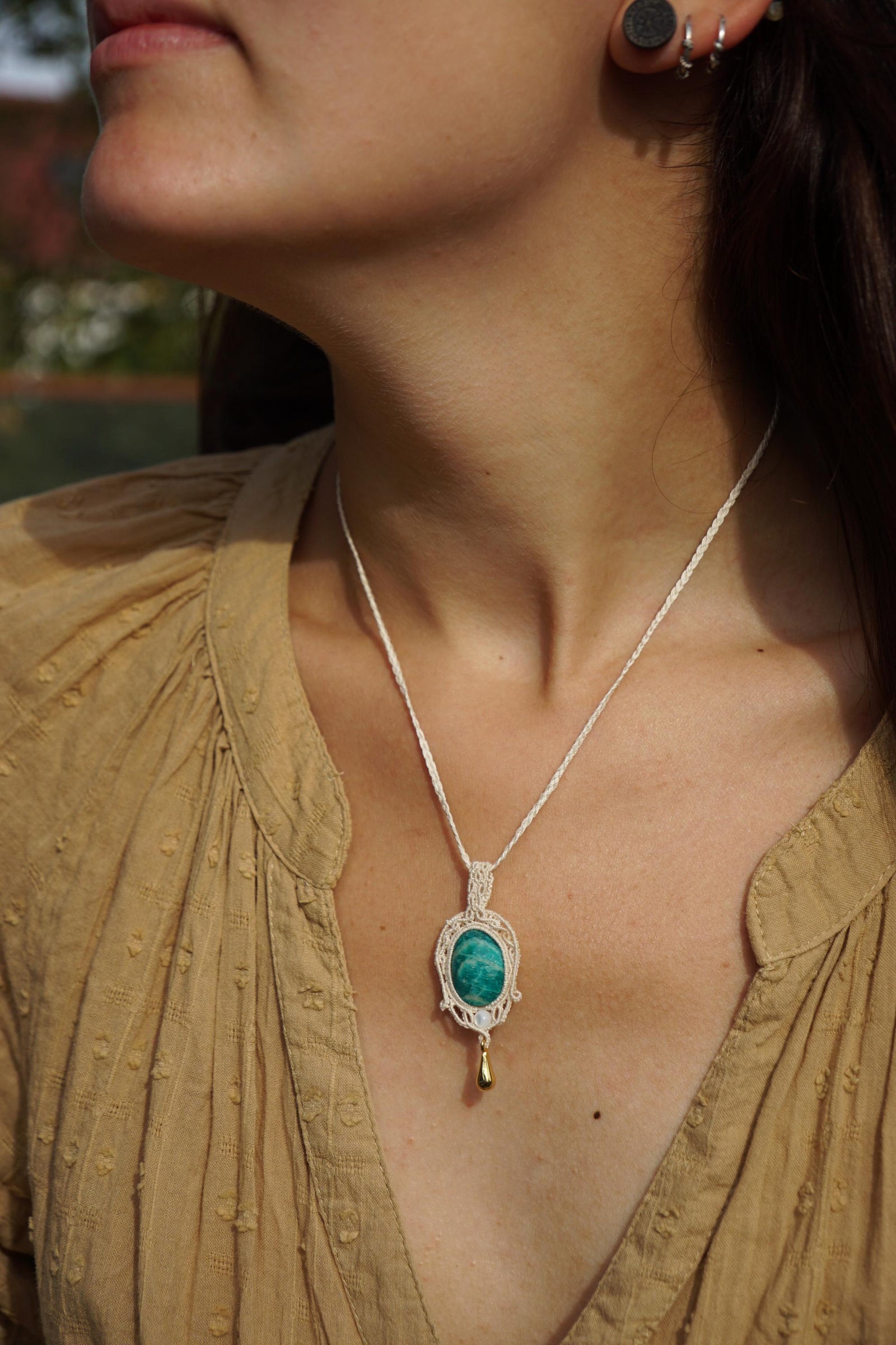 Collier Sautoire Micro Macramé avce Amazonite, Nacre & Goutte Doré - Coton & Astrance