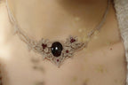 Collier Elfique en Micro macramé avec Grenat Rouge - Coton & Astrance