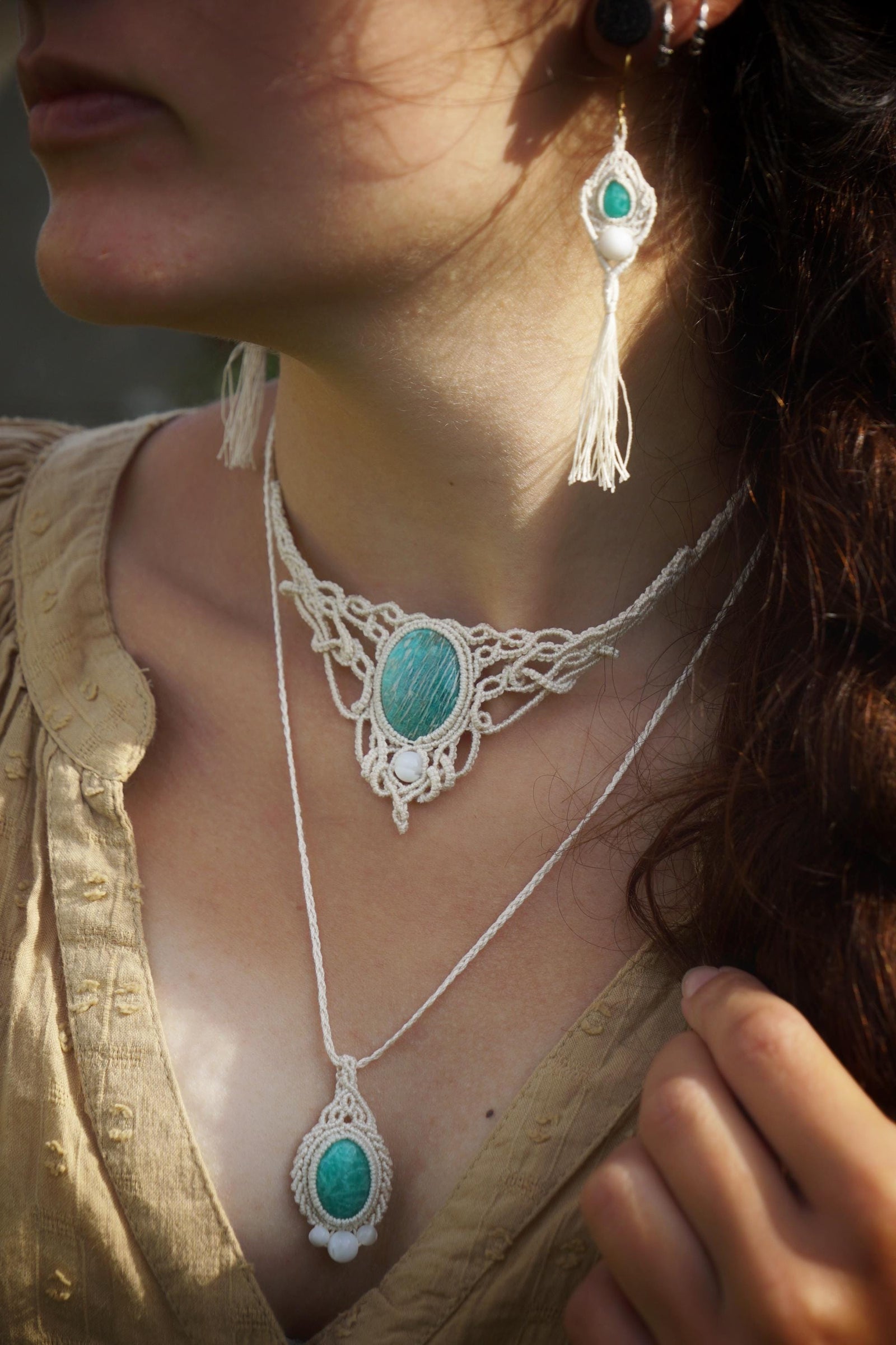 Pendentif en Micro Macramé Bohème avec Amazonite Turquoise et Nacre - Coton & Astrance