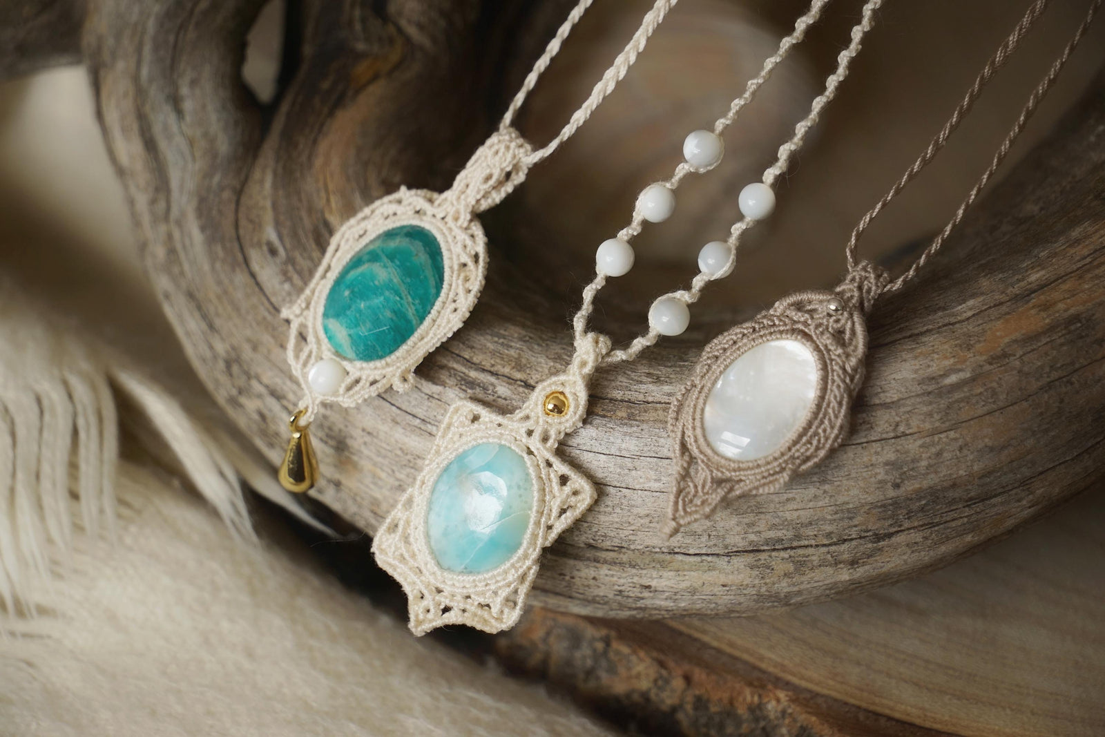 Pendentif Larimar et Nacre en Micro Macramé - Coton & Astrance