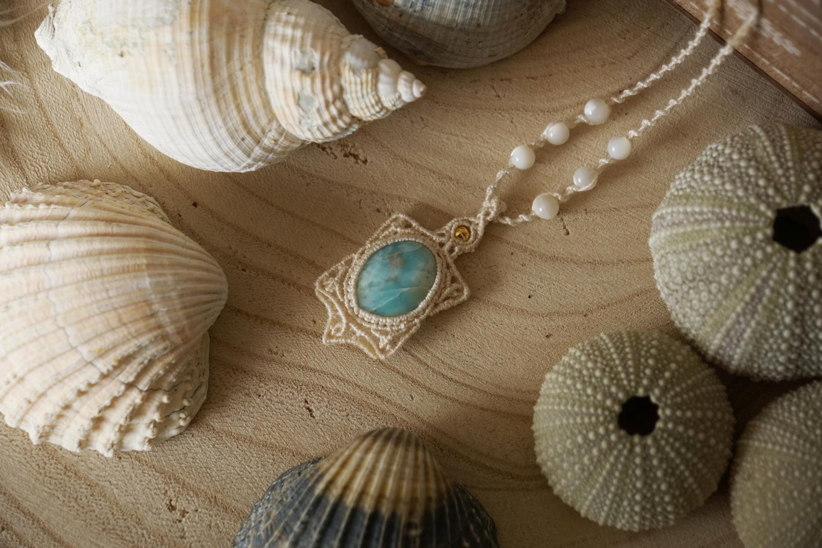 Pendentif Larimar et Nacre en Micro Macramé - Coton & Astrance