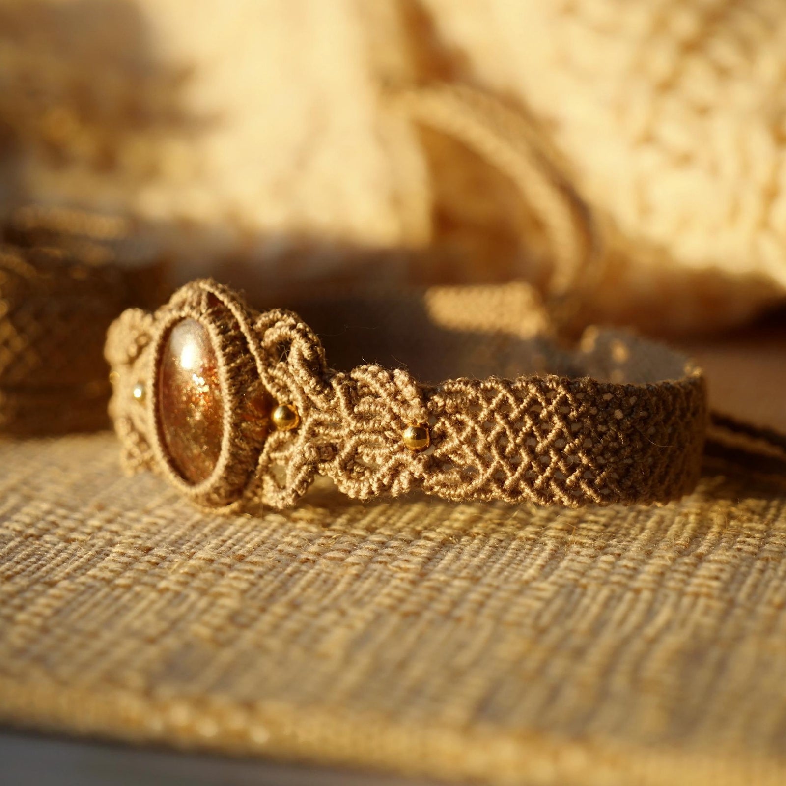 Bracelet manchettee en micro macramé avec pierre de soleil de l’Oregon - Coton & Astrance