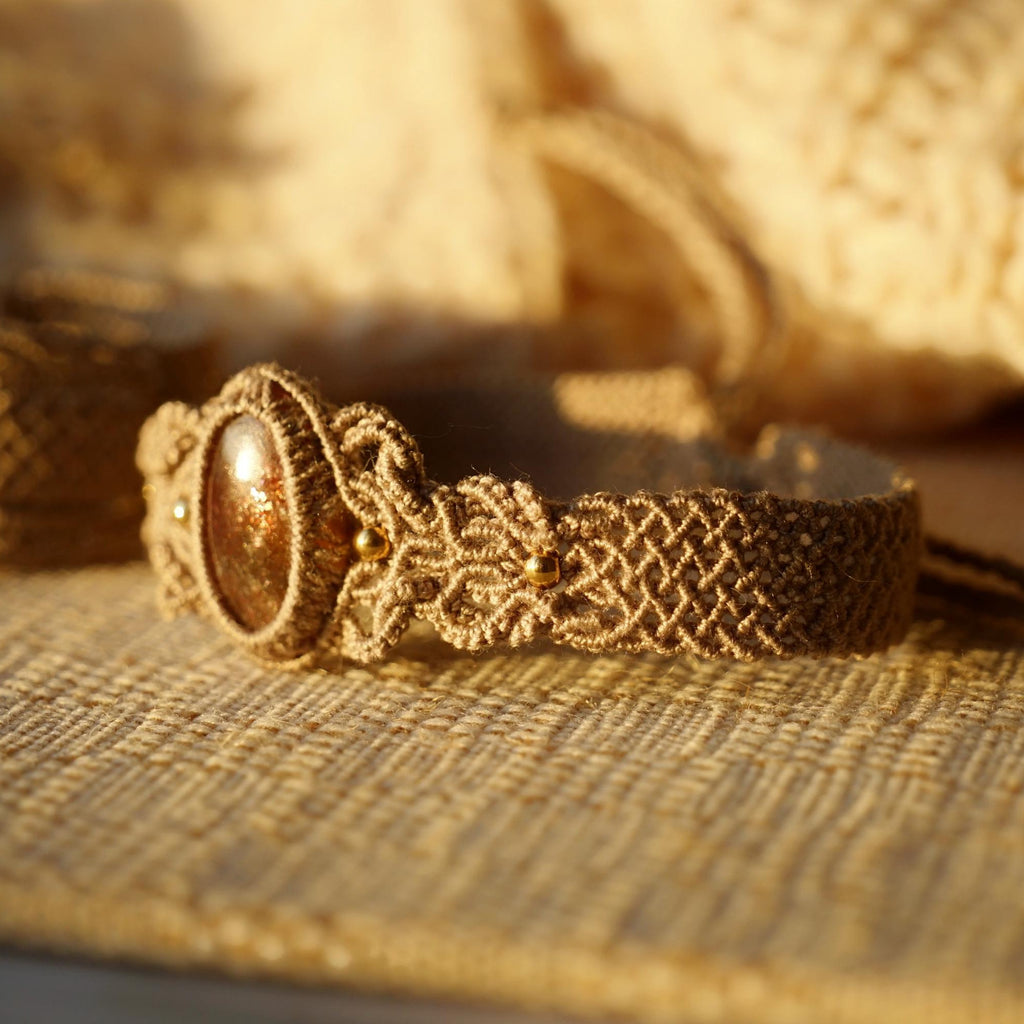 Bracelet manchettee en micro macramé avec pierre de soleil de l’Oregon - Coton & Astrance